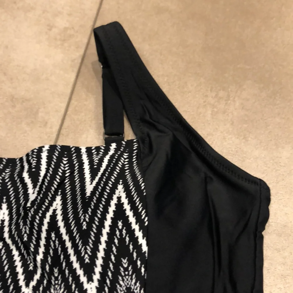NWOT Black & White Women’s  Size 8 Swimsuit w/adj straps & removable bra pads.